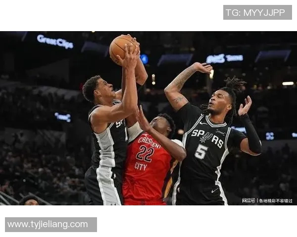 马刺与鹈鹕激战11月20日赛场精彩瞬间回顾与分析