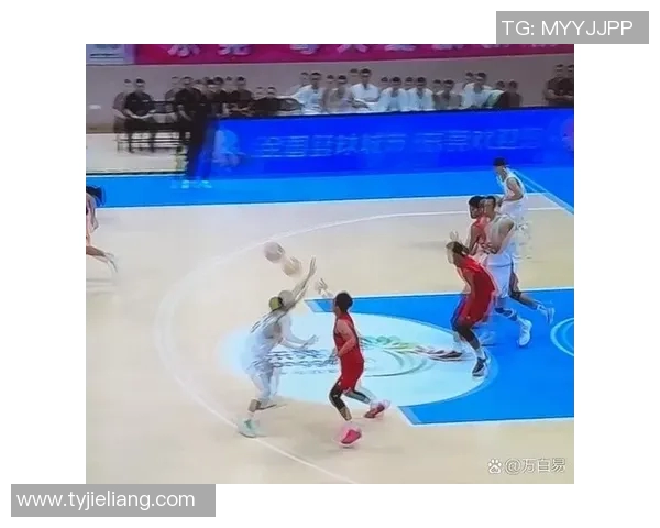 解放军与北京男篮激战正酣谁能在赛场上夺得最终胜利